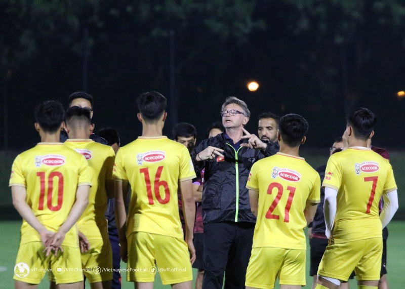HLV Philippe Troussier chỉ đạo các học trò U23 Việt Nam trước màn so tài U23 Kyrgyzstan