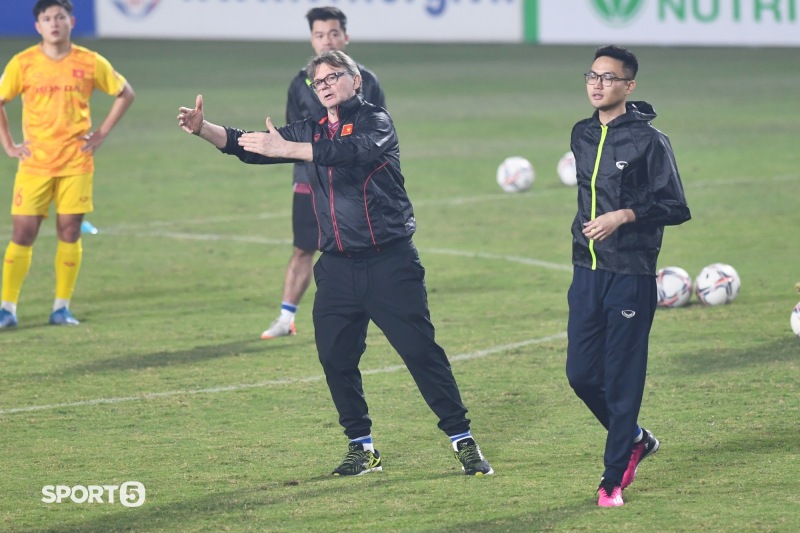 HLV Philippe Troussier cho U23 Việt Nam tập đến 23h