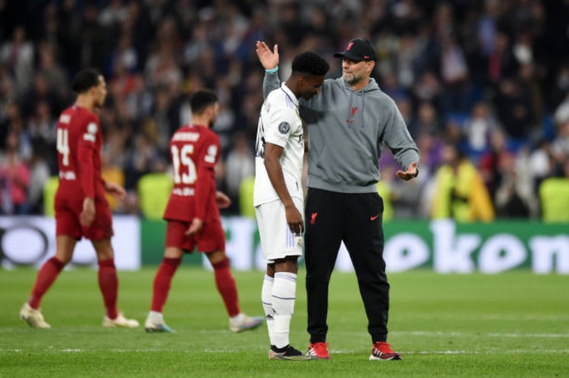 Jurgen Klopp cảm thấy ấm áp khi sân Santiago Bernabéu phát bài hát truyền thống Liverpool "You'll Never Walk Alone"