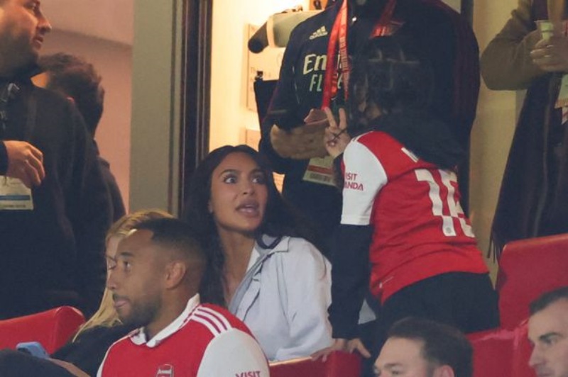 Kim Kardashian có mặt trên sân Emirates theo dõi trận Arsenal vs Sporting CP