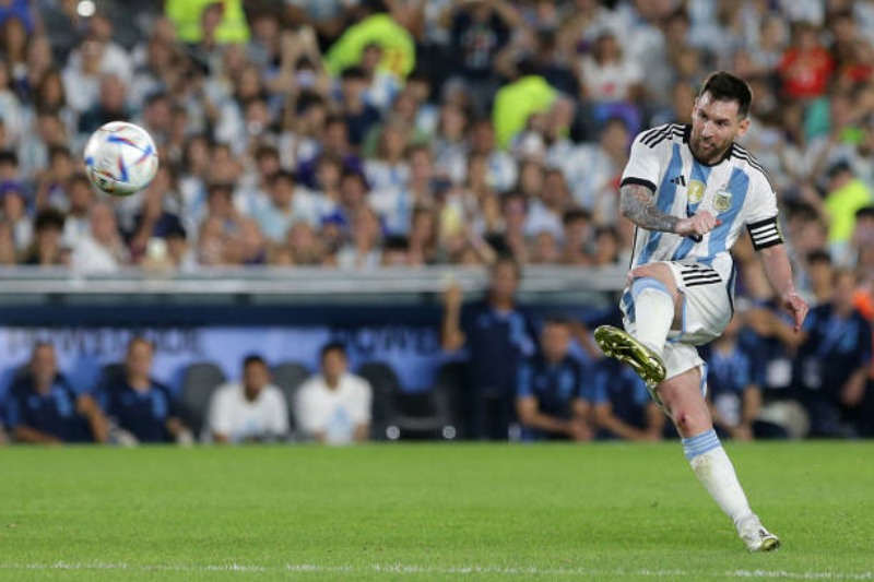 Lionel Messi sút phạt đẹp mắt, ấn định thắng lợi 2-0 cho Argentina trước Panama