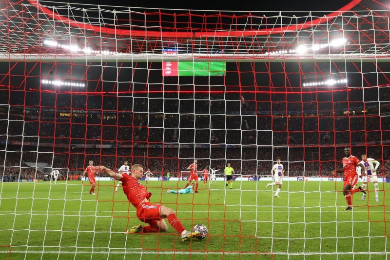 Matthijs de Ligt phá bóng ngay trên vạch vôi, cứu Bayern một bàn thua mười mươi trước PSG