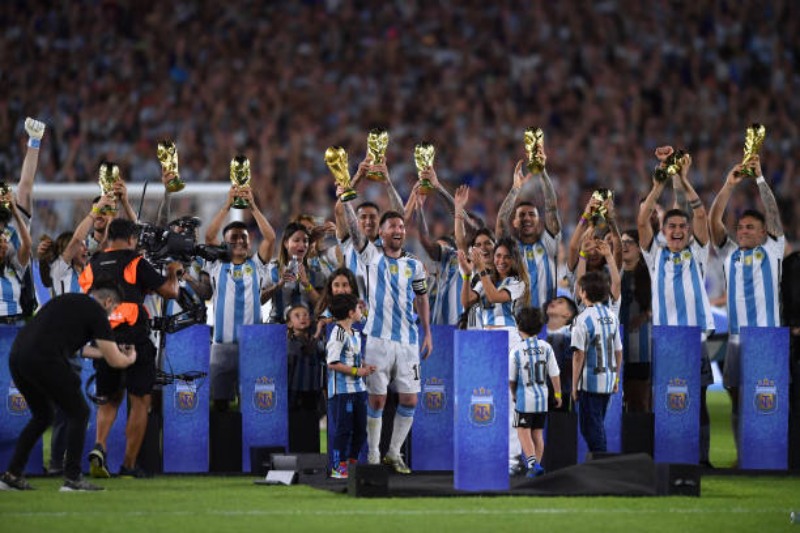 Sau trận Panama, Lionel Messi và dàn sao Argentina ăn mừng chức vô địch World Cup 2022 trên sân Monumental (Buenos Aires)