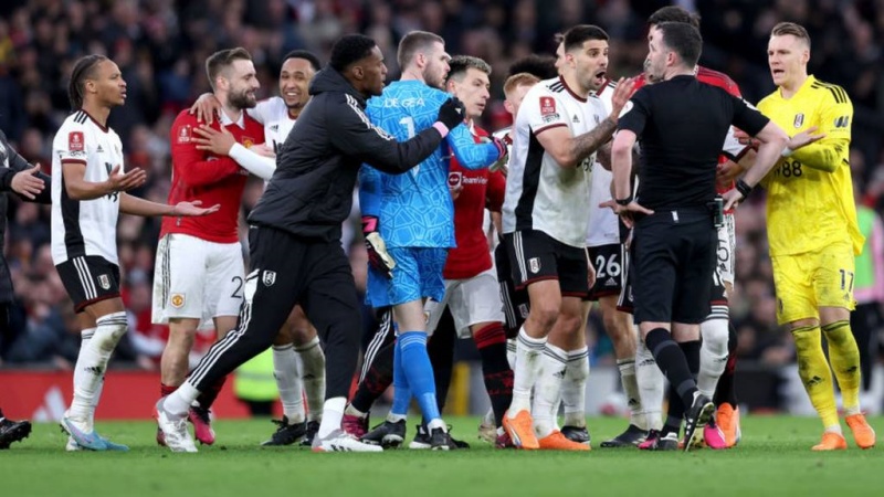 Tình huống cực nóng trong màn so tài Manchester United vs Fulham ở tứ kết FA Cup