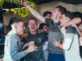 Hình ảnh cầu thủ Man City ăn mừng chức vô địch Premier League