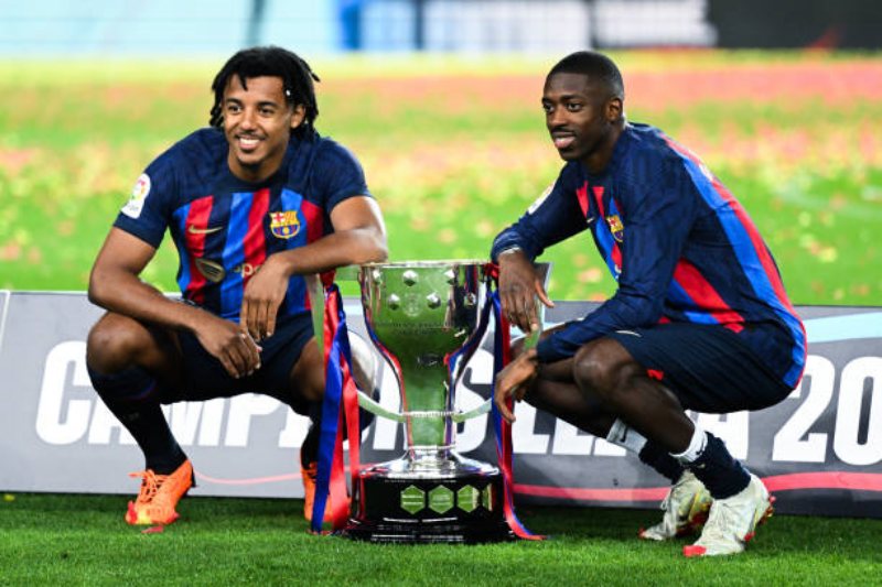 Bộ đôi người Pháp Kounde và Dembele chụp ảnh lưu niệm bên chiếc cúp La Liga