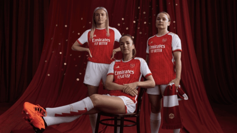 Các cầu thủ nữ Arsenal tạo dáng đáng yêu trong trang phục thi đấu sân nhà mùa 2023/24