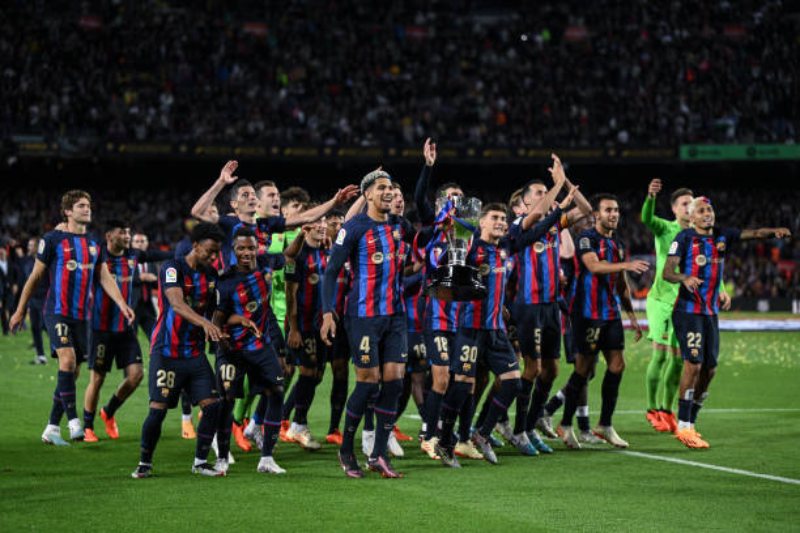 Dàn sao Barca chia sẻ niềm vui vô địch với fan hâm mộ