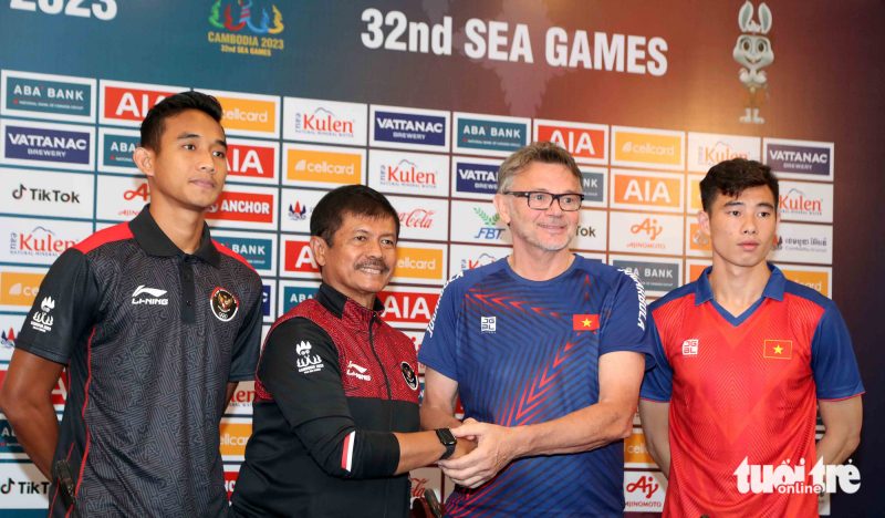 HLV Philippe Troussier và thủ môn Quan Văn Chuẩn tham gia họp báo trước trận gặp Indonesia