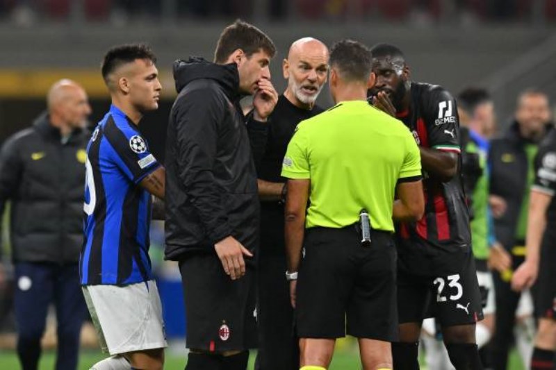 HLV Stefano Pioli thất vọng với thất bại của AC Milan trước kình địch Inter ở bán kết lượt đi