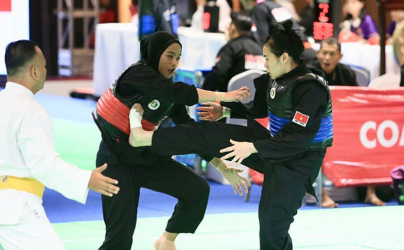 Nguyễn Hoàng Hồng Ân hạ knock-out võ sỹ Indonesia - Meilani, qua đó giành HCV SEA Games 32 môn Pencak Silat hạng cân 50-55 kg nữ