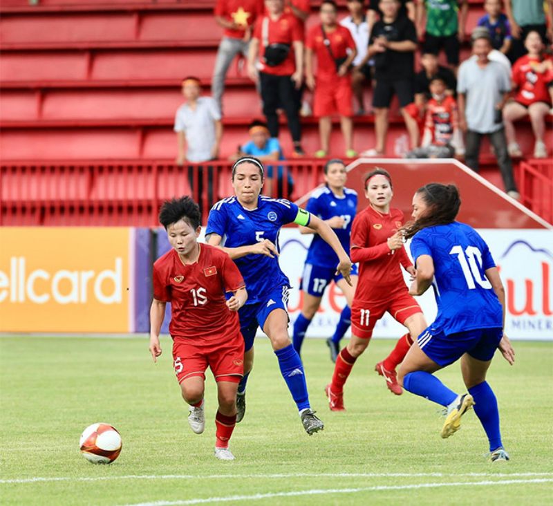 Nữ Việt Nam nhận bàn thua thứ hai sau cú đánh đầu của Hali Long bên phía Nữ Philippines