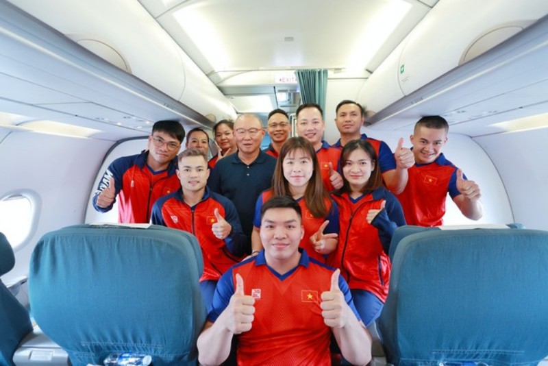 HLV Park chụp hình cùng đội tuyển cử tạ Việt Nam trên chuyến bay đến Campuchia