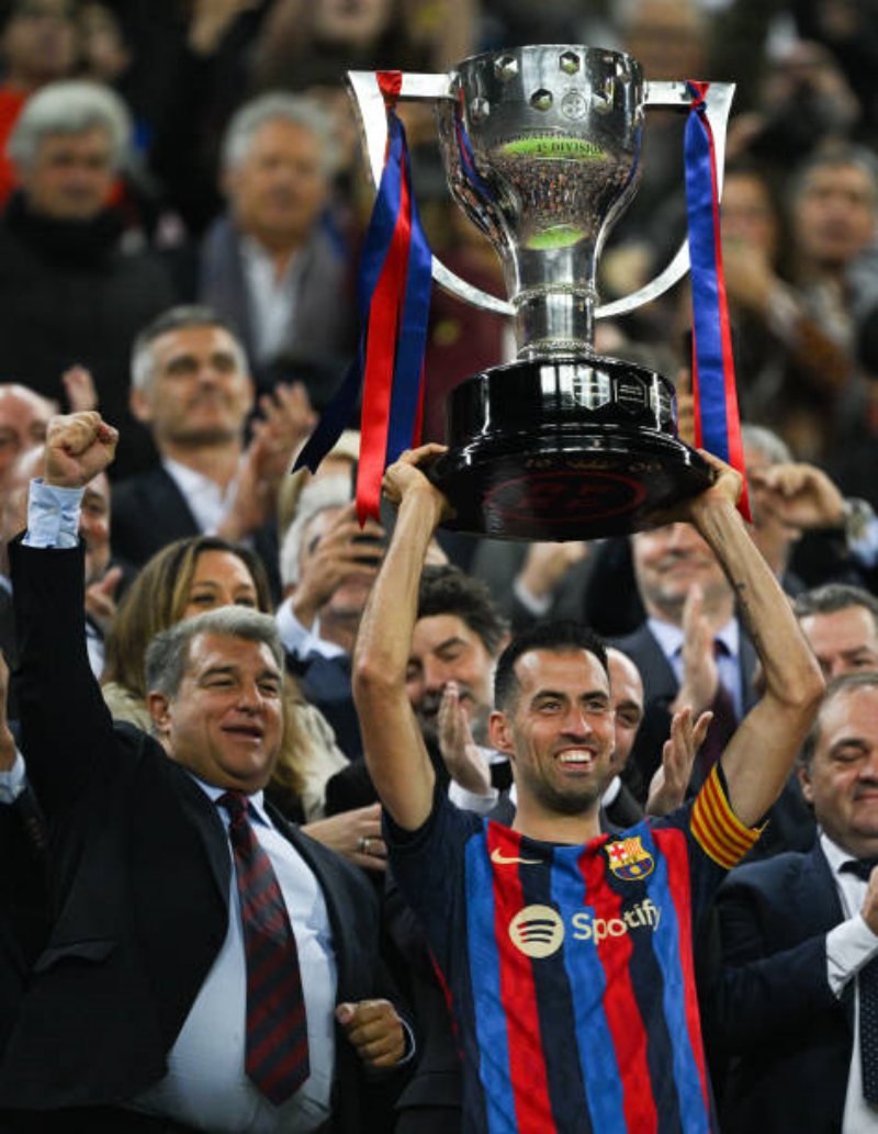 Sergio Busquets và lần nâng cúp vô địch cuối cùng Barcelona khi rời CLB vào cuối mùa
