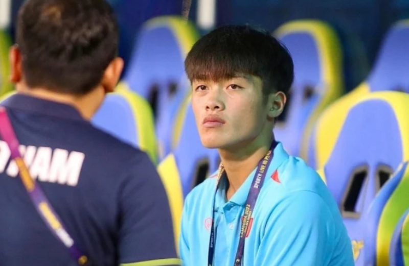 Tiền đạo Nguyễn Quốc Việt nghỉ hết SEA Games 32 vì chấn thương cổ chân