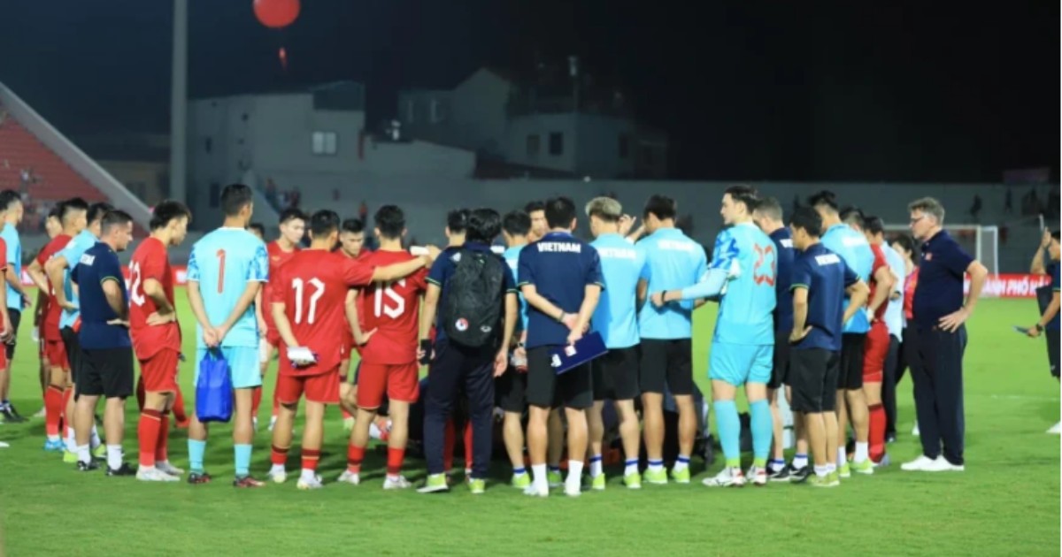 Cầu thủ ĐT Việt Nam bị ngất sau trận thắng Hồng Kông