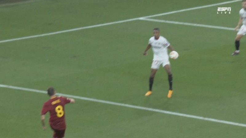 AS Roma không được hưởng quả 11m dù Fernando để bóng chạm tay trong vòng cấm
