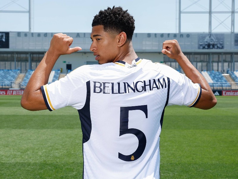 Bellingham ra mắt Real Madrid, chốt luôn số áo mang theo