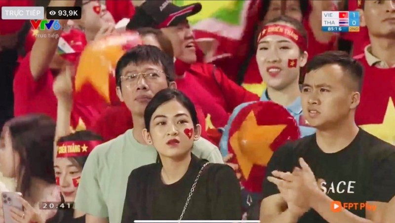 Camera truyền hình bất ngờ tố giác một cặp đôi ngoại tình ở chung kết SEA Games 31 U23 Việt Nam