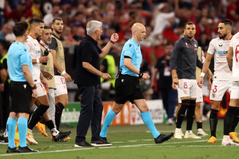 HLV Jose Mourinho chửi rủa trọng tài Anthony Taylor sau trận chung kết Cúp C2