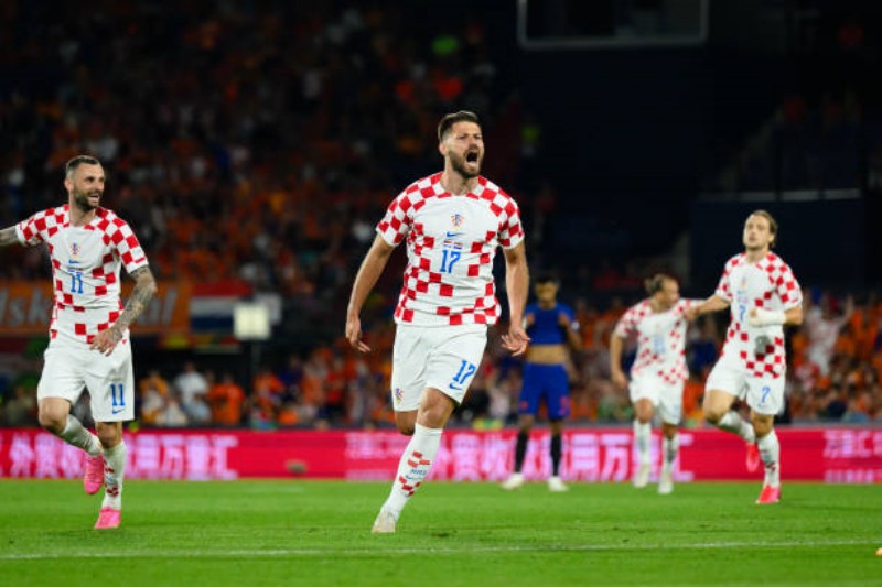 Petkovic tỏa sáng đưa Croatia vượt lên trong hiệp phụ