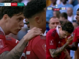 SỐC! Sao MU bị fan Man City ném vật thể lạ khi ăn mừng bàn gỡ hòa 1-1 chung kết FA Cup