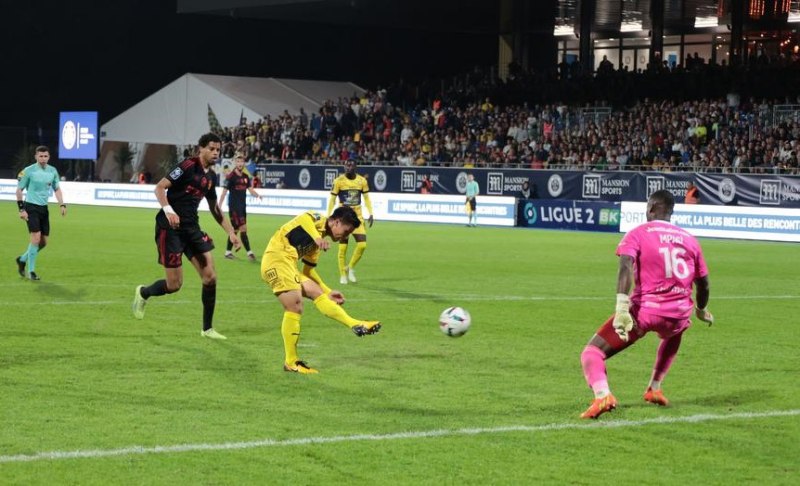 Vấn đề thể trạng khiến Nguyễn Quang Hải khó hòa nhập ở Pau FC