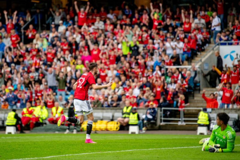 Joe Hugill ấn định thắng lợi 2-0 cho MU trước Leeds United