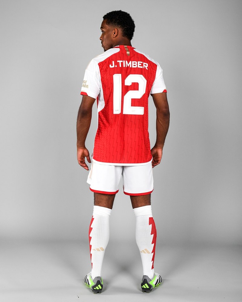 Jurrien Timber sẽ mang áo số 12 tại Arsenal