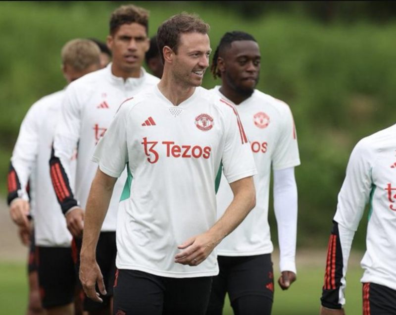 Man United ký hợp đồng ngắn hạn với người cũ Jonny Evans