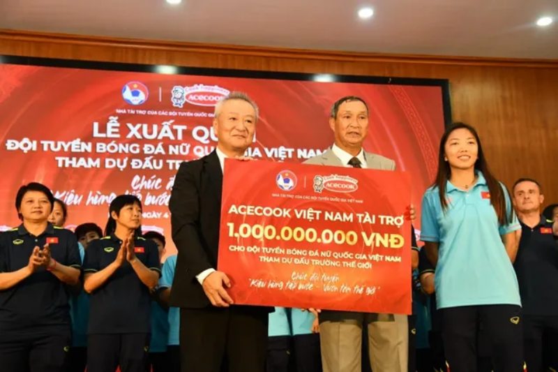 Nhà tài trợ Acecook trao tặng 1 tỷ đồng cho tuyển nữ Việt Nam trước khi lên đường dự World Cup nữ 2023
