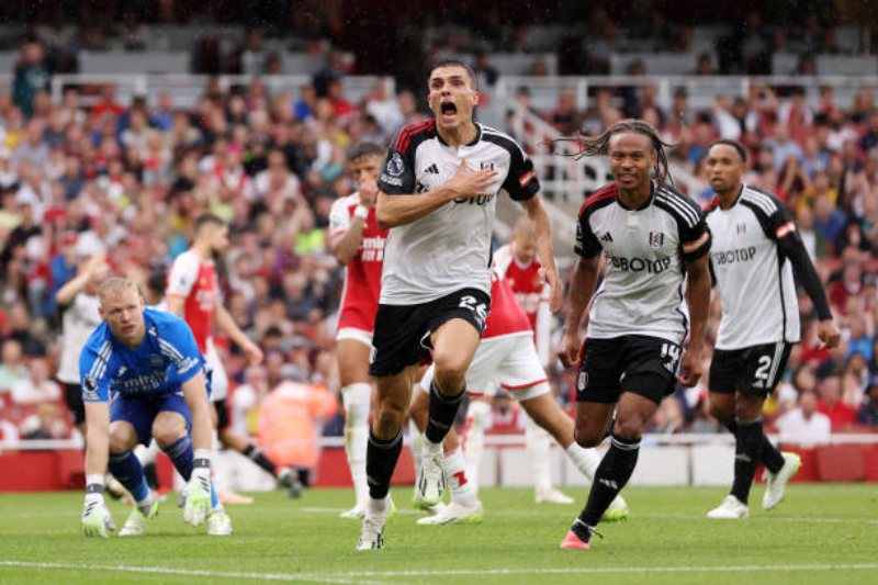 Arsenal mất 3 điểm phút cuối trước Fulham