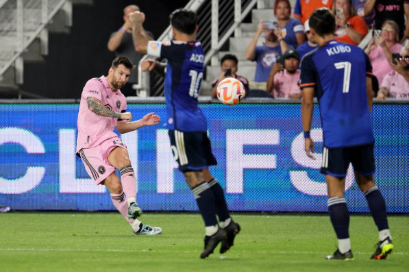 Lionel Messi cứu Inter Miami từ địa ngục trở về trong trận gặp Cincinnati