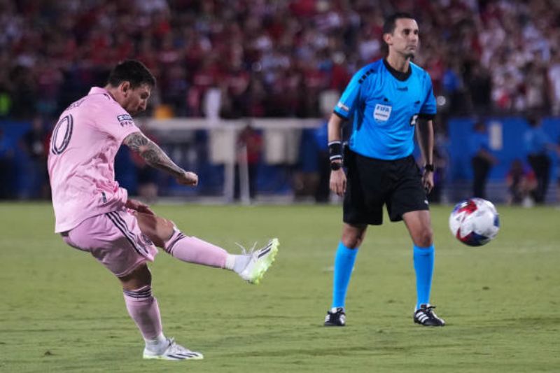 Lionel Messi tỏa sáng với cú đúp đưa Inter Miami vào tứ kết Leagues Cup 2023