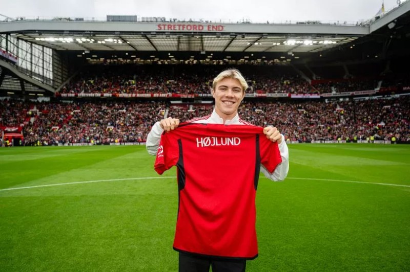 Rasmus Hojlund vẫn chưa có số áo chính thức tại Manchester United