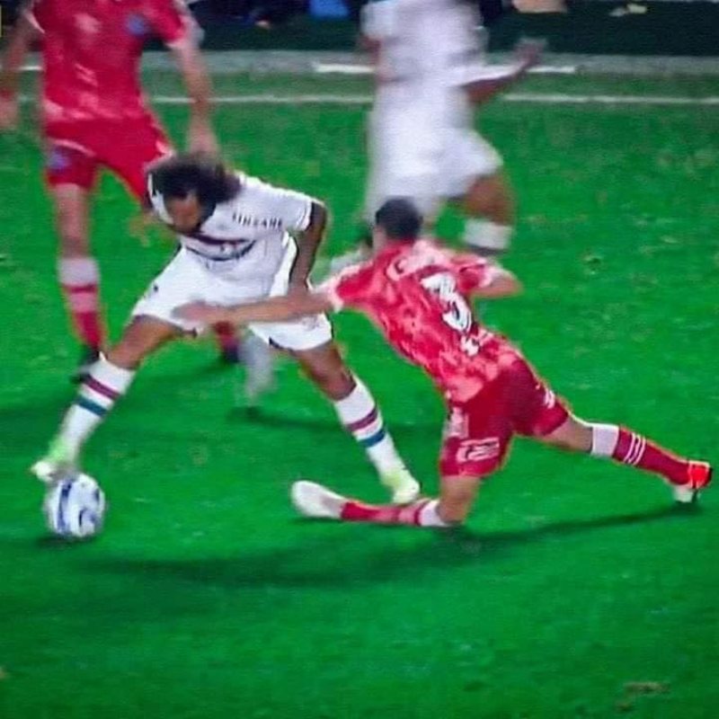 Marcelo đi bóng, vô tình đạp gãy chân Luciano Sánchez
