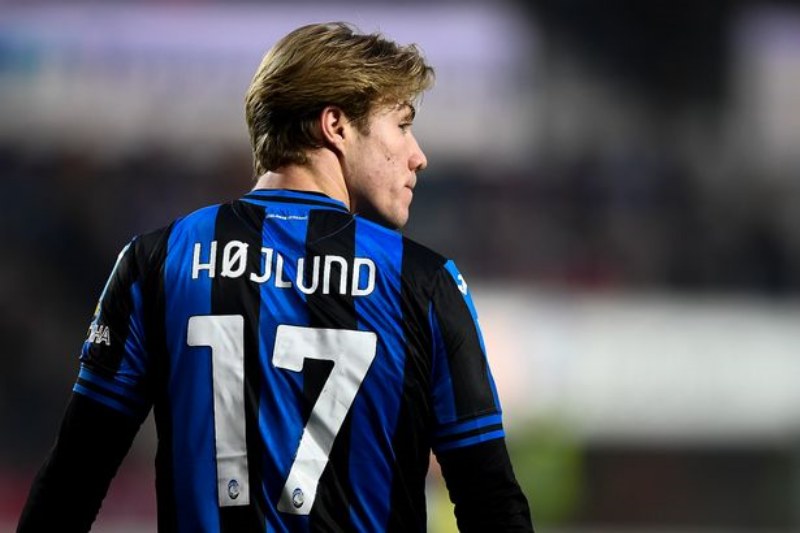 Rasmus Hojlund mặc áo số 17 tại Atalanta