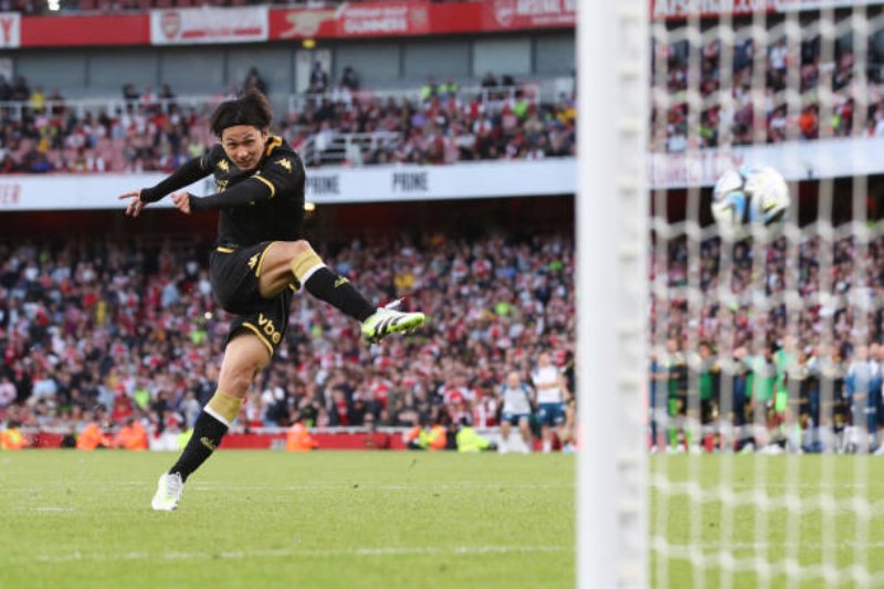 Takumi Minamino đá hỏng 11m, giúp Arsenal đoạt Emirates Cup 2023