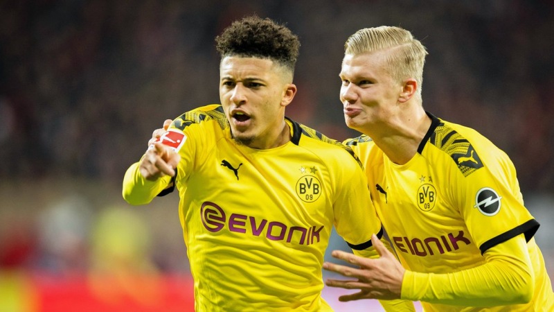 Jadon Sancho trong màu áo Borussia Dortmund cùng Erling Haaland