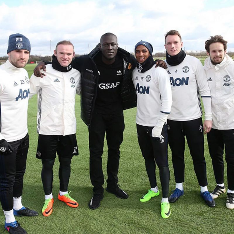 Rapper Stormzy chụp ảnh cùng dàn sao Man Utd