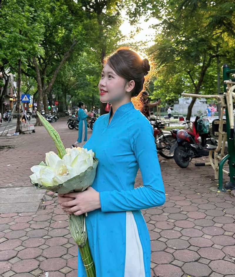 Nguyễn Ngọc Ánh trong trang phục của tiếp viên hàng không
