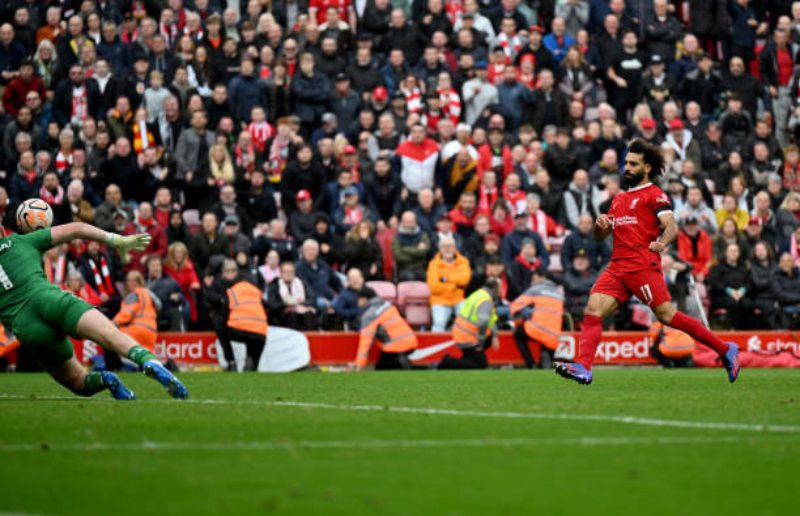 Salah hoàn tất cú đúp phút bù giờ cuối trận