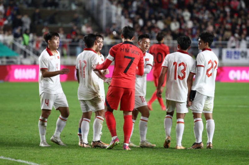 Son Heung-min chào thân thiện với các cầu thủ Việt Nam