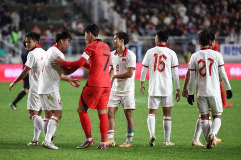 Son Heung-min chào thân thiện với các cầu thủ Việt Nam