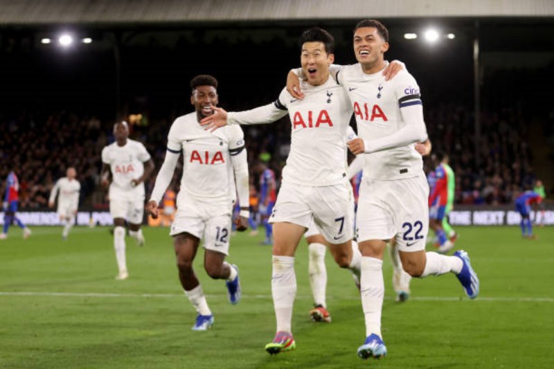Tottenham Hotspur duy trì ngôi đầu sau vòng 10