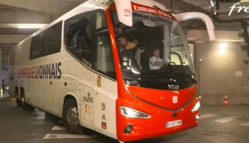 Xe buýt chở đội Lyon trên đường tới sân Stade Velodrome bị 1 nhóm CĐV Marseille ném đá làm vỡ kính