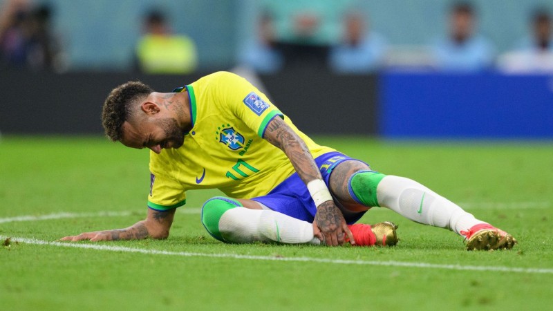 Neymar chấn thương khi khoác áo đội tuyển Brazil