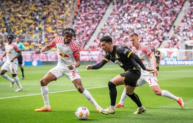Sự lắt léo của Dortmund làm khổ hàng phòng ngự Leipzig