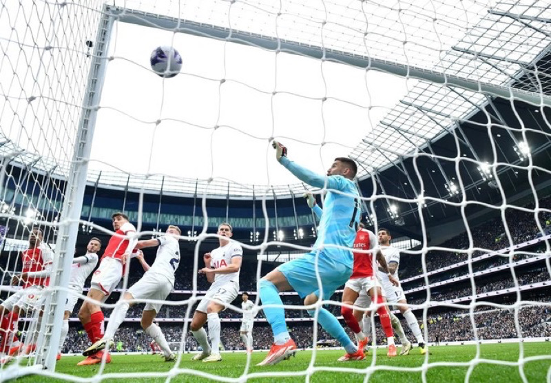 Arsenal sớm dội hàng loạt gáo nước lạnh cho Tottenham