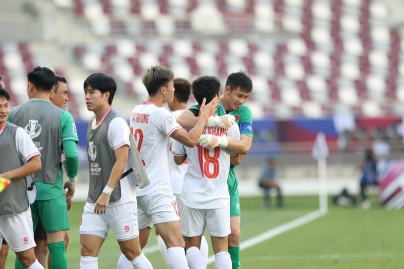 Khuất Văn Khang ăn mừng cùng các đồng đội sau siêu phẩm vào lưới U23 Malaysia